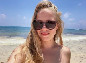 Sofia Vassilieva Instagram - “I like big things and wide open spaces...” 🌊 🍹 ☀️