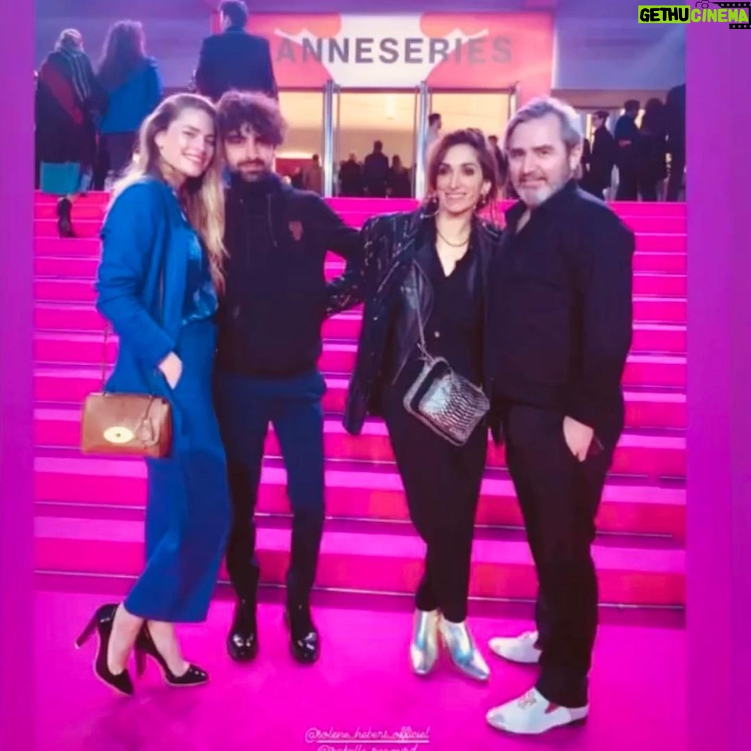 Solène Hebert Instagram - Un grand merci @canneseries pour ce beau festival ! Du vent plein les cheveux et des étoiles plein les mirettes avec les copains @ingrid_chauvin_officiel @arnaud_henriet @jennylauret @isabelle_regourd @audethev @theophile_clement et merci à vous d’avoir été au rendez-vous. Cela faisait tellement longtemps ! 📷 @studio_vigerie @mathilde_gardel @valentina__claret @hotelbarrierelemajestic #festival #cannes #pinkcarpet #dedicace #thankyou