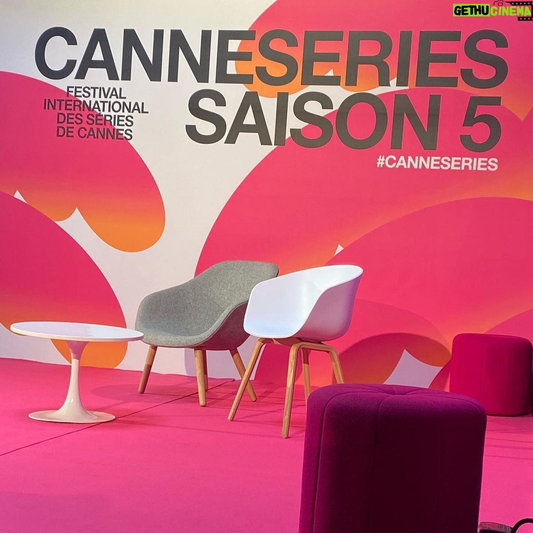 Solène Hebert Instagram - Un grand merci @canneseries pour ce beau festival ! Du vent plein les cheveux et des étoiles plein les mirettes avec les copains @ingrid_chauvin_officiel @arnaud_henriet @jennylauret @isabelle_regourd @audethev @theophile_clement et merci à vous d’avoir été au rendez-vous. Cela faisait tellement longtemps ! 📷 @studio_vigerie @mathilde_gardel @valentina__claret @hotelbarrierelemajestic #festival #cannes #pinkcarpet #dedicace #thankyou