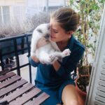Solène Hebert Instagram – Je n’ai pas les mots, et sûrement pas envie de les avoir. Juste vous dire que Pablo s’est éteint aujourd’hui à 8 ans et demie. Son rein a finalement lâché après qu’il se soit battu pendant 4 ans. On lui avait annoncé 2 ans à vivre maximum. Mais il était têtu
