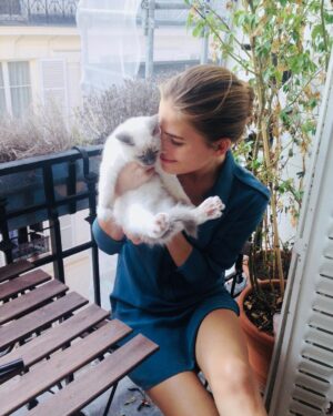 Solène Hébert Instagram - Je n’ai pas les mots, et sûrement pas envie de les avoir. Juste vous dire que Pablo s’est éteint aujourd’hui à 8 ans et demie. Son rein a finalement lâché après qu’il se soit battu pendant 4 ans. On lui avait annoncé 2 ans à vivre maximum. Mais il était têtu