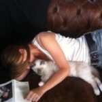Solène Hebert Instagram – Je n’ai pas les mots, et sûrement pas envie de les avoir. Juste vous dire que Pablo s’est éteint aujourd’hui à 8 ans et demie. Son rein a finalement lâché après qu’il se soit battu pendant 4 ans. On lui avait annoncé 2 ans à vivre maximum. Mais il était têtu