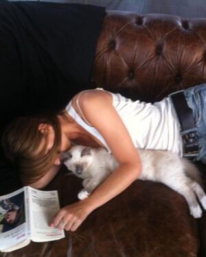 Solène Hébert Instagram - Je n’ai pas les mots, et sûrement pas envie de les avoir. Juste vous dire que Pablo s’est éteint aujourd’hui à 8 ans et demie. Son rein a finalement lâché après qu’il se soit battu pendant 4 ans. On lui avait annoncé 2 ans à vivre maximum. Mais il était têtu