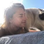 Solène Hebert Instagram – Je n’ai pas les mots, et sûrement pas envie de les avoir. Juste vous dire que Pablo s’est éteint aujourd’hui à 8 ans et demie. Son rein a finalement lâché après qu’il se soit battu pendant 4 ans. On lui avait annoncé 2 ans à vivre maximum. Mais il était têtu