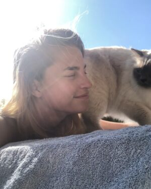 Solène Hébert Instagram - Je n’ai pas les mots, et sûrement pas envie de les avoir. Juste vous dire que Pablo s’est éteint aujourd’hui à 8 ans et demie. Son rein a finalement lâché après qu’il se soit battu pendant 4 ans. On lui avait annoncé 2 ans à vivre maximum. Mais il était têtu