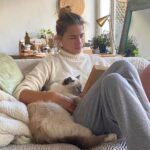 Solène Hebert Instagram – Je n’ai pas les mots, et sûrement pas envie de les avoir. Juste vous dire que Pablo s’est éteint aujourd’hui à 8 ans et demie. Son rein a finalement lâché après qu’il se soit battu pendant 4 ans. On lui avait annoncé 2 ans à vivre maximum. Mais il était têtu