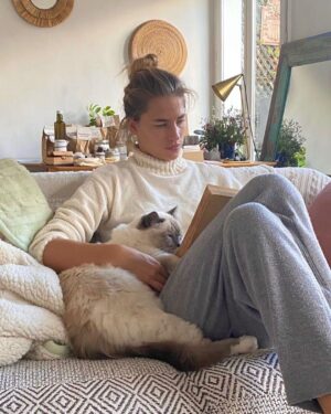 Solène Hébert Instagram - Je n’ai pas les mots, et sûrement pas envie de les avoir. Juste vous dire que Pablo s’est éteint aujourd’hui à 8 ans et demie. Son rein a finalement lâché après qu’il se soit battu pendant 4 ans. On lui avait annoncé 2 ans à vivre maximum. Mais il était têtu