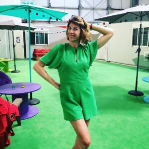 Solène Hébert Instagram - Je me rappel encore la première fois où je t’ai vu au studio, dans ta combi verte, à parler toute seule face à ta perche  à selfie. C’était il y a plus de 4 ans. Je pouvais pas me douter que ce petit ovni allait rentrer dans mon coeur comme un boulet de canon pour ne plus jamais en partir. 
Je vais pas te mentir, c’est dur de ne plus te savoir près de moi ma soeur. 
Même si bien sûr on s’appel 1h tous les jours au téléphone, c’est pas comme te prendre dans mes bras quand je veux, ou t’expliquer comment marche le four. 
Aujourd’hui est le dernier jour de Sandrine, le dernier jour des Lazzari du coup aussi. Car on ne fait pas une famille toute seule.
Vous me manquez.. 
@juliettetresanini @veronique.jannot @marie_catrix @charlotte_valandrey_officiel @theocosset_ @valentin_dupeuty @millemartin1k @arthurlegrandfr #famillelazzari #dna #cestunnouveaudepart #loveyou