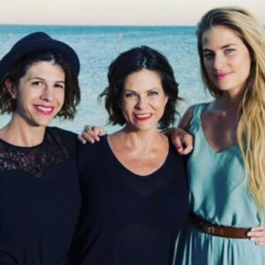 Solène Hébert Instagram - Je me rappel encore la première fois où je t’ai vu au studio, dans ta combi verte, à parler toute seule face à ta perche  à selfie. C’était il y a plus de 4 ans. Je pouvais pas me douter que ce petit ovni allait rentrer dans mon coeur comme un boulet de canon pour ne plus jamais en partir. 
Je vais pas te mentir, c’est dur de ne plus te savoir près de moi ma soeur. 
Même si bien sûr on s’appel 1h tous les jours au téléphone, c’est pas comme te prendre dans mes bras quand je veux, ou t’expliquer comment marche le four. 
Aujourd’hui est le dernier jour de Sandrine, le dernier jour des Lazzari du coup aussi. Car on ne fait pas une famille toute seule.
Vous me manquez.. 
@juliettetresanini @veronique.jannot @marie_catrix @charlotte_valandrey_officiel @theocosset_ @valentin_dupeuty @millemartin1k @arthurlegrandfr #famillelazzari #dna #cestunnouveaudepart #loveyou