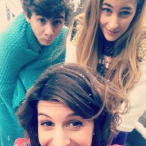 Solène Hébert Instagram - Je me rappel encore la première fois où je t’ai vu au studio, dans ta combi verte, à parler toute seule face à ta perche  à selfie. C’était il y a plus de 4 ans. Je pouvais pas me douter que ce petit ovni allait rentrer dans mon coeur comme un boulet de canon pour ne plus jamais en partir. 
Je vais pas te mentir, c’est dur de ne plus te savoir près de moi ma soeur. 
Même si bien sûr on s’appel 1h tous les jours au téléphone, c’est pas comme te prendre dans mes bras quand je veux, ou t’expliquer comment marche le four. 
Aujourd’hui est le dernier jour de Sandrine, le dernier jour des Lazzari du coup aussi. Car on ne fait pas une famille toute seule.
Vous me manquez.. 
@juliettetresanini @veronique.jannot @marie_catrix @charlotte_valandrey_officiel @theocosset_ @valentin_dupeuty @millemartin1k @arthurlegrandfr #famillelazzari #dna #cestunnouveaudepart #loveyou