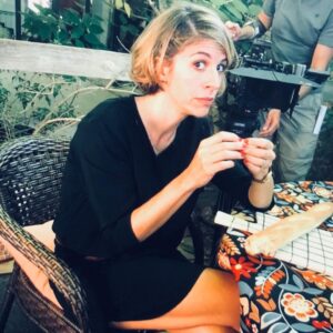 Solène Hébert Instagram - Je me rappel encore la première fois où je t’ai vu au studio, dans ta combi verte, à parler toute seule face à ta perche  à selfie. C’était il y a plus de 4 ans. Je pouvais pas me douter que ce petit ovni allait rentrer dans mon coeur comme un boulet de canon pour ne plus jamais en partir. 
Je vais pas te mentir, c’est dur de ne plus te savoir près de moi ma soeur. 
Même si bien sûr on s’appel 1h tous les jours au téléphone, c’est pas comme te prendre dans mes bras quand je veux, ou t’expliquer comment marche le four. 
Aujourd’hui est le dernier jour de Sandrine, le dernier jour des Lazzari du coup aussi. Car on ne fait pas une famille toute seule.
Vous me manquez.. 
@juliettetresanini @veronique.jannot @marie_catrix @charlotte_valandrey_officiel @theocosset_ @valentin_dupeuty @millemartin1k @arthurlegrandfr #famillelazzari #dna #cestunnouveaudepart #loveyou