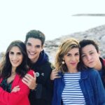 Solène Hebert Instagram - Je me rappel encore la première fois où je t’ai vu au studio, dans ta combi verte, à parler toute seule face à ta perche à selfie. C’était il y a plus de 4 ans. Je pouvais pas me douter que ce petit ovni allait rentrer dans mon coeur comme un boulet de canon pour ne plus jamais en partir. Je vais pas te mentir, c’est dur de ne plus te savoir près de moi ma soeur. Même si bien sûr on s’appel 1h tous les jours au téléphone, c’est pas comme te prendre dans mes bras quand je veux, ou t’expliquer comment marche le four. Aujourd’hui est le dernier jour de Sandrine, le dernier jour des Lazzari du coup aussi. Car on ne fait pas une famille toute seule. Vous me manquez.. @juliettetresanini @veronique.jannot @marie_catrix @charlotte_valandrey_officiel @theocosset_ @valentin_dupeuty @millemartin1k @arthurlegrandfr #famillelazzari #dna #cestunnouveaudepart #loveyou