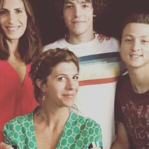 Solène Hébert Instagram - Je me rappel encore la première fois où je t’ai vu au studio, dans ta combi verte, à parler toute seule face à ta perche  à selfie. C’était il y a plus de 4 ans. Je pouvais pas me douter que ce petit ovni allait rentrer dans mon coeur comme un boulet de canon pour ne plus jamais en partir. 
Je vais pas te mentir, c’est dur de ne plus te savoir près de moi ma soeur. 
Même si bien sûr on s’appel 1h tous les jours au téléphone, c’est pas comme te prendre dans mes bras quand je veux, ou t’expliquer comment marche le four. 
Aujourd’hui est le dernier jour de Sandrine, le dernier jour des Lazzari du coup aussi. Car on ne fait pas une famille toute seule.
Vous me manquez.. 
@juliettetresanini @veronique.jannot @marie_catrix @charlotte_valandrey_officiel @theocosset_ @valentin_dupeuty @millemartin1k @arthurlegrandfr #famillelazzari #dna #cestunnouveaudepart #loveyou