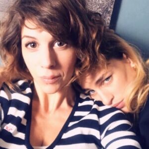Solène Hebert Instagram - Je me rappel encore la première fois où je t’ai vu au studio, dans ta combi verte, à parler toute seule face à ta perche à selfie. C’était il y a plus de 4 ans. Je pouvais pas me douter que ce petit ovni allait rentrer dans mon coeur comme un boulet de canon pour ne plus jamais en partir. Je vais pas te mentir, c’est dur de ne plus te savoir près de moi ma soeur. Même si bien sûr on s’appel 1h tous les jours au téléphone, c’est pas comme te prendre dans mes bras quand je veux, ou t’expliquer comment marche le four. Aujourd’hui est le dernier jour de Sandrine, le dernier jour des Lazzari du coup aussi. Car on ne fait pas une famille toute seule. Vous me manquez.. @juliettetresanini @veronique.jannot @marie_catrix @charlotte_valandrey_officiel @theocosset_ @valentin_dupeuty @millemartin1k @arthurlegrandfr #famillelazzari #dna #cestunnouveaudepart #loveyou