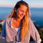 Solène Hebert Instagram - Beaucoup de commentaires sur mon post précédent concernant mon poids et mon apparence. Je comprends tout à fait vos inquiétudes, l’anorexie banalisée sur les réseaux étant, pour moi aussi, un sujet auquel je reste attentive. Cela dit, pour certaines personnes, il s’agit de leur métabolisme. Depuis le lycée, je n’ai pas bougé d’un kilo, malgré mon amour pour le chocolat et les pâtes à la crème fraîche :) Il est vrai que mes « os » ressortent particulièrement avec cette lumière, mais je n’ai pourtant pas changé depuis le temps que vous me connaissez. Et vous le voyez bien à l’écran. Donc no worry ! En revanche, attention aussi de ne pas blesser sans connaître. Typiquement, mon ossature parfois visible est un complexe. Je ne trouve pas cela beau, j’ai écumé les moqueries de « planche à pain » et autres depuis toute petite, mais ne peut rien y faire. Et ne me considère absolument pas comme un exemple. Bref, même si les commentaires étaient pleins de bienveillance (je n’en doute pas) et que j’ai la chance d’être bien dans ma peau, faites attention ! Une photo peut être trompeuse, vous pouvez aussi vous retrouver face à une personne en souffrance, qui n’a pas besoin de votre jugement en plus. Essayons de nous élever, de nous donner de l’amour, de la confiance et de la force. Notre impact sur les autres est plus fort que l’on imagine. Et si l’on décidait de rendre ce monde meilleur ? ❤️ #alltogether #allbeautiful #loveyourself #becareful #allweneedislove