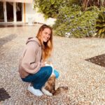Solène Hebert Instagram – Dès que je croise un chat, je fais la même tête que quand j’avais 10 ans 😅 #adieucremeantiride #cattherapy #jai10ans #nevergrowup