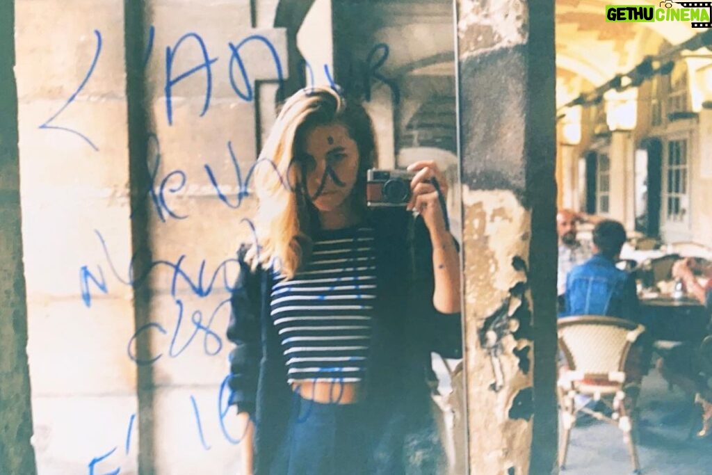 Solène Hebert Instagram - Autoportrait sympathique en Argentique #smile #argentique #1yearago #placedesvosges