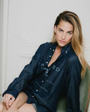 Solène Hébert Instagram - Très heureuse de participer au lancement de la nouvelle collection upcycling « remixed » de @tommyhilfiger via @ellefr ! L’upcycling, c’est donner aux objets ou vêtements usés une nouvelle vie, en les transformants et en se les appropriants. Et il est tellement urgent de réinventer la mode en économisant l’énergie et les matières premières ! Merci 📷 @pierre__mouton #upcycling #ecologie #remixed #shooting #tommyforlife @tommy.for.life @thomasdumontvip