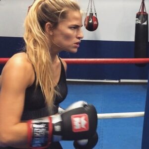Solène Hébert Instagram - Parfois faut pas m’chercher #uneblondepeutencacheruneautre #boxe #womenpower Coach @jeromenarcisse