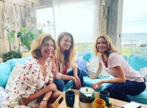 Solène Hébert Instagram - Ça faisait longtemps ! #❤️ #letrio #ontheset @juliettetresanini @ingrid_chauvin_officiel @dna_tf1