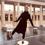 Solène Hebert Instagram – Faire tomber le masque le temps d’un sourire #attentioncascade #paris #personneenvue #batlesmasques #winter #parisstyle #blackstyle #colonnesdeburen
