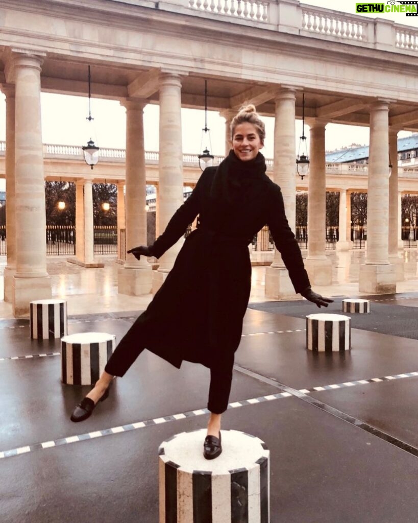 Solène Hebert Instagram - Faire tomber le masque le temps d’un sourire #attentioncascade #paris #personneenvue #batlesmasques #winter #parisstyle #blackstyle #colonnesdeburen
