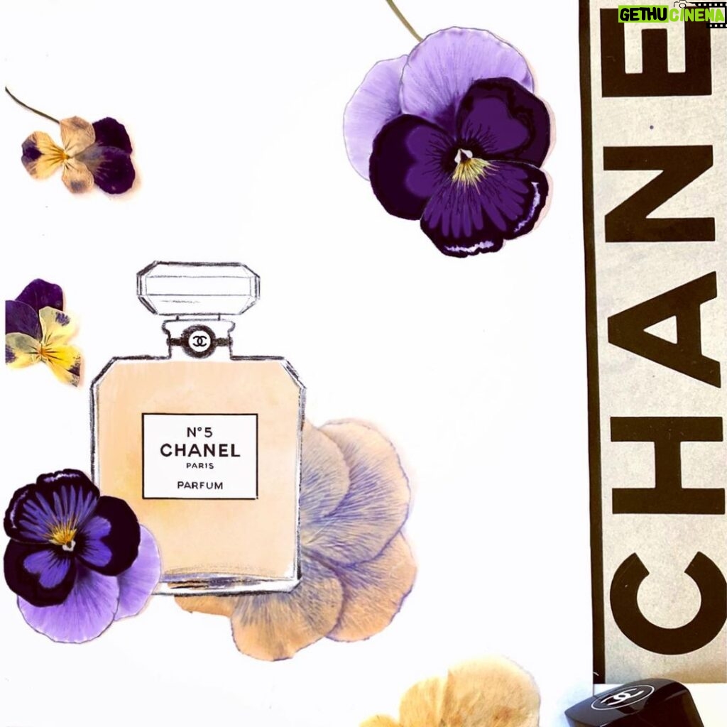 Solène Hebert Instagram - Session dessin inspiration Chanel pour bien commencer l’année ✨ Merci @chanelofficial @chanel.beauty pour cette jolie pensée #drawing #chanel #inspiration #beauty #flowers #pensée #newyear