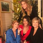 Solène Hebert Instagram - Je vous souhaite de passer un beau noël et de joyeuses fêtes ! Prenez soin de ceux que vous aimez, de près ou de loin... une énorme pensée pour tout ceux qui n’ont pas la chance d’être entourés ❤️ @juliettetresanini @marie_catrix @veronique.jannot