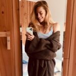 Solène Hebert Instagram - La joie profonde de prendre une douche après une journée ds une grotte... pour mieux me re-salir... #waitforit #tournage #grotte #vs #cocooning @dna_tf1