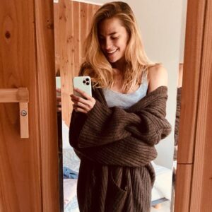 Solène Hébert Instagram - La joie profonde de prendre une douche après une journée ds une grotte... pour mieux me re-salir... #waitforit #tournage #grotte #vs #cocooning @dna_tf1