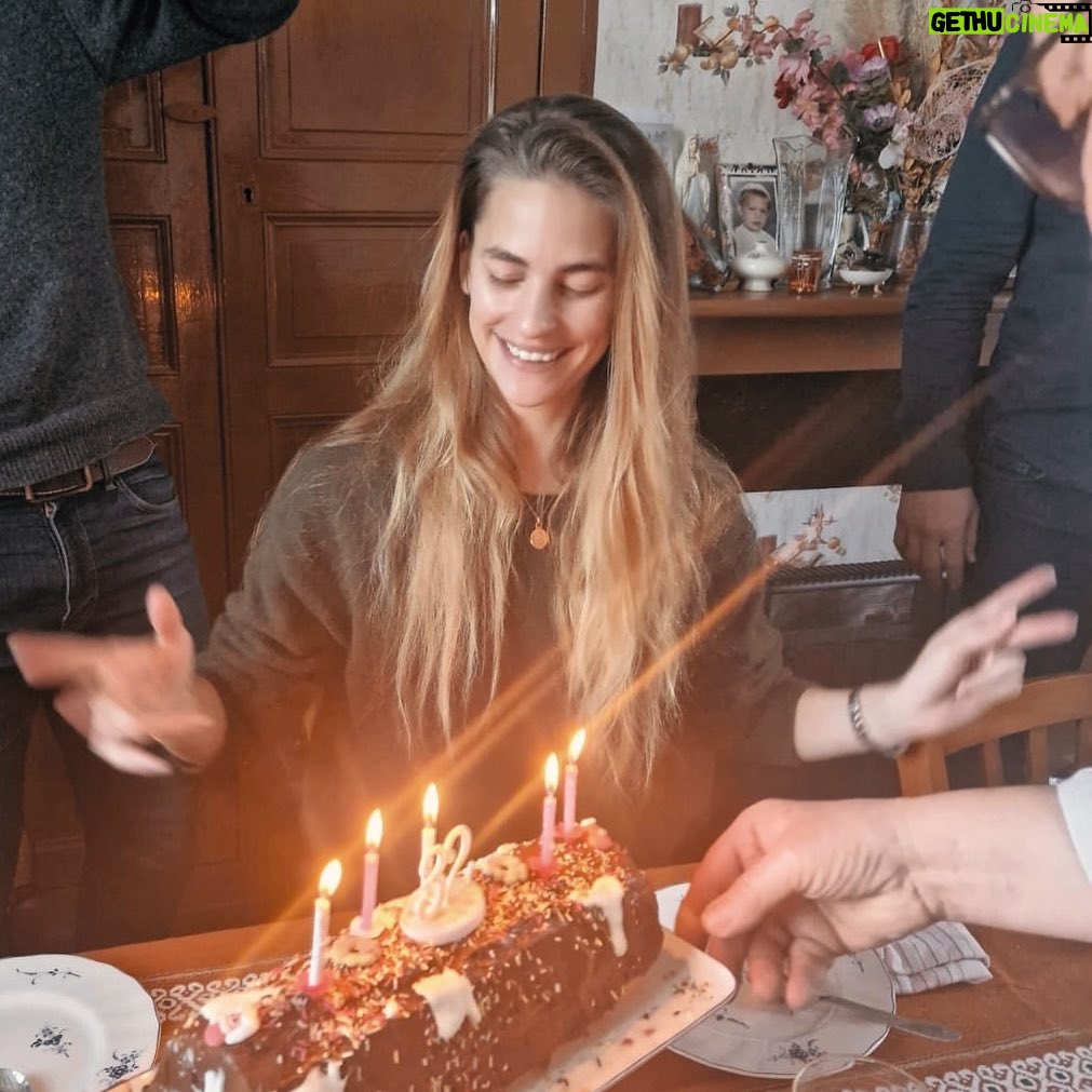 Solène Hebert Instagram - Et comme chaque anniversaire, les bougies sont sur la bûche ! 🥰 #teamcapricorne . Merci pour tous vos messages qui m’ont beaucoup touché. Bonnes fêtes de fin d’année à toussss ❤️ #birthday #normandie #family #buche🎂