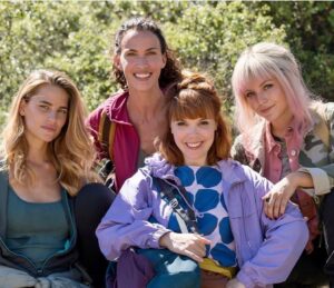 Solène Hébert Instagram - Ils vont dans une grotte, ils sont contents... mais pas pour longtemps #😏 #onvadouiller #grotte #tournage @dna_tf1 @marionchristmann @lindahardy_officiel @varelalice @mayel_elhajaoui @rousselrenaud @sebcapi 📷 @fabienmalot