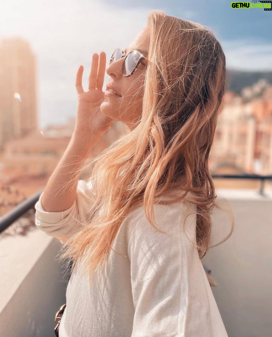 Solène Hébert - 18.3K Likes - Faire la con devant l’objectif de @paul_._lapierre #festival #monaco #lesherosdelatele #tapisrouge
