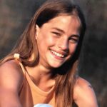 Solène Hebert Instagram – Dès que je croise un chat, je fais la même tête que quand j’avais 10 ans 😅 #adieucremeantiride #cattherapy #jai10ans #nevergrowup