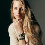 Solène Hebert Instagram - Ça y est, les nouvelles photos pour la collection hiver de @fossil sont sorties ! Faire matcher ma montre avec mon sapin de noël, un rêve enfin devenu réalité ! 😅❤️#FossilCollective #ShareTheJoy #merrychristmas🎄
