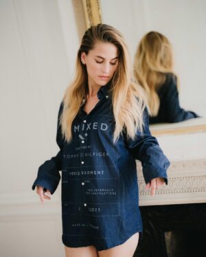 Solène Hébert Instagram - Très heureuse de participer au lancement de la nouvelle collection upcycling « remixed » de @tommyhilfiger via @ellefr ! L’upcycling, c’est donner aux objets ou vêtements usés une nouvelle vie, en les transformants et en se les appropriants. Et il est tellement urgent de réinventer la mode en économisant l’énergie et les matières premières ! Merci 📷 @pierre__mouton #upcycling #ecologie #remixed #shooting #tommyforlife @tommy.for.life @thomasdumontvip