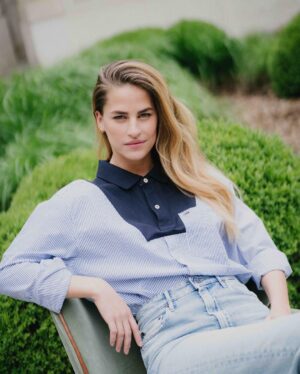 Solène Hébert Instagram - Très heureuse de participer au lancement de la nouvelle collection upcycling « remixed » de @tommyhilfiger via @ellefr ! L’upcycling, c’est donner aux objets ou vêtements usés une nouvelle vie, en les transformants et en se les appropriants. Et il est tellement urgent de réinventer la mode en économisant l’énergie et les matières premières ! Merci 📷 @pierre__mouton #upcycling #ecologie #remixed #shooting #tommyforlife @tommy.for.life @thomasdumontvip