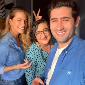Solène Hébert Instagram - Chez les Caron, on voit la vie en bleue ! Avec la belle maman qui squatte toujours... #🤓 #caronfamily #catourne @dna_tf1 @mayel_elhajaoui @catherine_benguigui