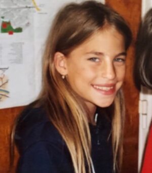 Solène Hébert Instagram - 30 ans... et quitter la vingtaine. Et l’innocence et les fêtes et les amours et le bordel. Ce que je croyais, mais maintenant que j’y suis, je ne vois que l’enfant qui plus encore alors sourit #30years #justabeginning #bestmoments #alwaysachild merci pour tous vos messages qui m’ont énormément touché ! Meilleur anniversaire !! 📷 30 ans @mathieu_puga puis mes 20 ans, 10 ans, moins d’un an (qui prouve bien que je ne met pas de rouge à lèvre. Elles ont toujours été comme ça !!)