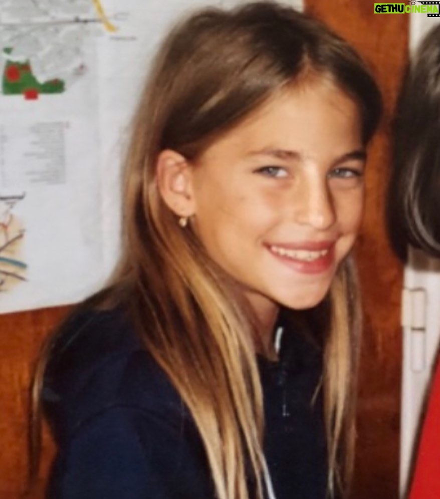 Solène Hébert - 42.4K Likes - 30 ans... et quitter la vingtaine. Et l’innocence et les fêtes et les amours et le bordel. Ce que je croyais, mais maintenant que j’y suis, je ne vois que l’enfant qui plus encore alors sourit #30years #justabeginning #bestmoments #alwaysachild merci pour tous vos messages qui m’ont énormément touché ! Meilleur anniversaire !! 📷 30 ans @mathieu_puga puis mes 20 ans, 10 ans, moins d’un an (qui prouve bien que je ne met pas de rouge à lèvre. Elles ont toujours été comme ça !!)