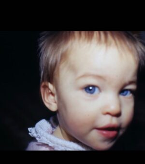 Solène Hébert Instagram - 30 ans... et quitter la vingtaine. Et l’innocence et les fêtes et les amours et le bordel. Ce que je croyais, mais maintenant que j’y suis, je ne vois que l’enfant qui plus encore alors sourit #30years #justabeginning #bestmoments #alwaysachild merci pour tous vos messages qui m’ont énormément touché ! Meilleur anniversaire !! 📷 30 ans @mathieu_puga puis mes 20 ans, 10 ans, moins d’un an (qui prouve bien que je ne met pas de rouge à lèvre. Elles ont toujours été comme ça !!)