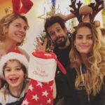 Solène Hebert Instagram - Un de mes moments préférés: faire le sapin de noël en famille ☺️❤️ @juliettetresanini @paul_._lapierre #christmas #family #quedulove #🎄