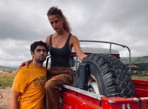 Solène Hébert Instagram - Merci pour cette real de dingue @vinzcarter51 ! Avec mes partenaires de folies @mayel_elhajaoui et @varelalice. Bon et puis @samy_gharbi sur qui on peut toujours compter pour taper la pose 😅 #tournage #enmode #laracroft #grotte #urbex #solucky @dna_tf1