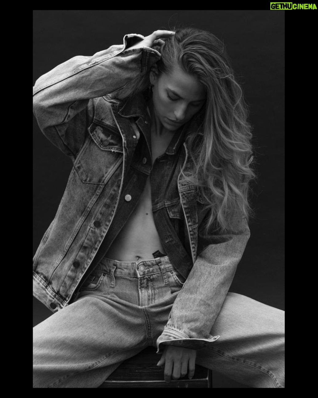 Solène Hebert Instagram - C’est fou, on peut plus se poser tranquillou sur une chaise sans se faire photographier ! #paparazzi #natural #blackandwhite 📷 @mathieu_puga