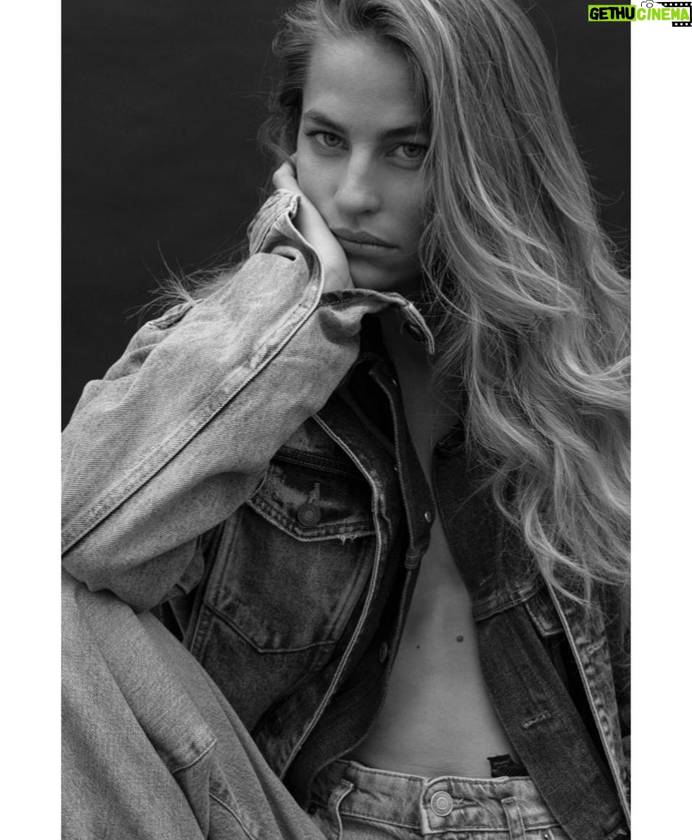 Solène Hebert Instagram - Quand je réfléchis à une légende Instagram.. pendant beaucoup trop longtemps 😅 📸 the only one @mathieu_puga !