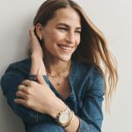 Solène Hebert Instagram - Tellement heureuse de vous annoncer mon rôle d’ambassadrice @fossil France pour la saison Automne/Hiver 2022 ✨ Un projet gardé secret de longs mois, et un shooting à New York avec @tomleeb que j’avais hâte de vous dévoiler. Une collection moderne au style rétro, comme j’aime. Et surtout une marque avec des valeurs que je suis fière d’incarner. Pour exemples, un regard tourné vers le monde, une démarche environnementale ou encore un soutien aux communautés avec la fondation Fossil venant en aide aux jeunes défavorisés du monde entier. Des sujets et combats tellement importants aujourd’hui. Sur ces mots, je vous laisse avec quelques images de la campagne, shootées par le talentueux photographe @tomschirmacher et espère que ça vous plaira :) Merci la famille @fossil pour cette belle aventure 💫 #FossilStyle #OwnYourTime #IconOClock #sponsorisé 📷@tomschirmacher @tomleeb