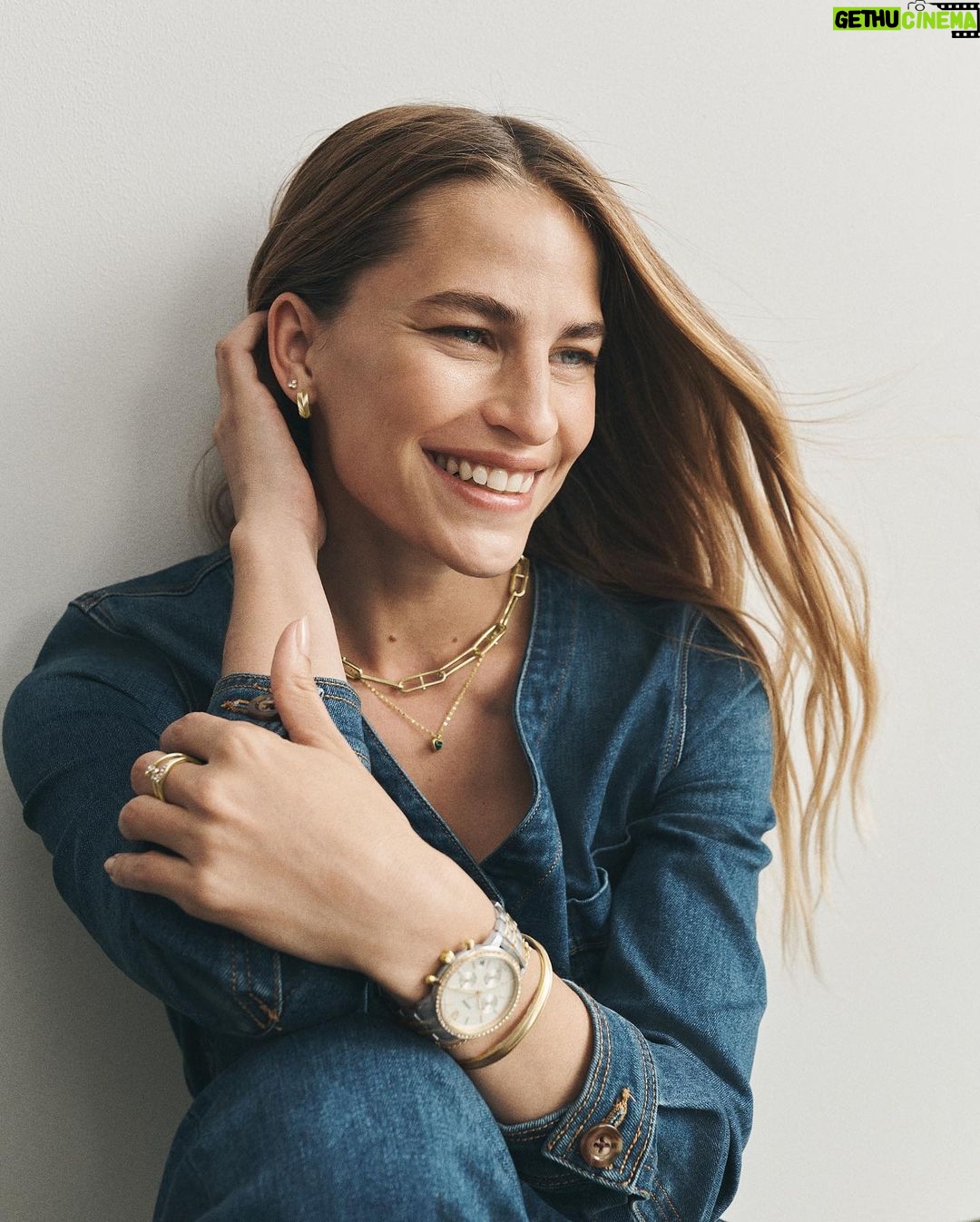 Solène Hébert - 17.7K Likes - Tellement heureuse de vous annoncer mon rôle d’ambassadrice @fossil France pour la saison Automne/Hiver 2022 ✨
Un projet gardé secret de longs mois, et un shooting à New York avec @tomleeb que j’avais hâte de vous dévoiler.
Une collection moderne au style rétro, comme j’aime. Et surtout une marque avec des valeurs que je suis fière d’incarner.
Pour exemples, un regard tourné vers le monde, une démarche environnementale ou encore un soutien aux communautés avec la fondation Fossil venant en aide aux jeunes défavorisés du monde entier. Des sujets et combats tellement importants aujourd’hui.
Sur ces mots, je vous laisse avec quelques images de la campagne, shootées par le talentueux photographe @tomschirmacher et espère que ça vous plaira :)
Merci la famille @fossil pour cette belle aventure 💫
#FossilStyle #OwnYourTime #IconOClock #sponsorisé 📷@tomschirmacher @tomleeb