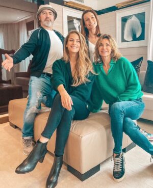 Solène Hébert Instagram - Voir la vie en verte avec les copains @ingrid_chauvin_officiel @arnaud_henriet @jennylauret 🤪 merci @hotelbarrierelemajestic pour ce jolie souvenir #lifeingreen #festival #cannes @dna_tf1 #memories