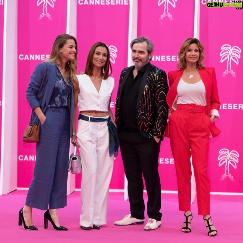Solène Hebert Instagram - Un grand merci @canneseries pour ce beau festival ! Du vent plein les cheveux et des étoiles plein les mirettes avec les copains @ingrid_chauvin_officiel @arnaud_henriet @jennylauret @isabelle_regourd @audethev @theophile_clement et merci à vous d’avoir été au rendez-vous. Cela faisait tellement longtemps ! 📷 @studio_vigerie @mathilde_gardel @valentina__claret @hotelbarrierelemajestic #festival #cannes #pinkcarpet #dedicace #thankyou