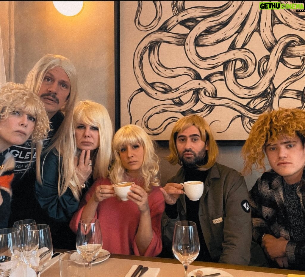 Solène Hebert Instagram - Deuxième anniversaire surprise, mais avec mes blondes 😅 une année qui se termine tout en rires et en douceur… merci 🥰❤️ @magaligenoud @regis.vallee @ariane_seguillon @aida.asgharzadeh @mayel_elhajaoui @xavier_widhoff @samy_gharbi